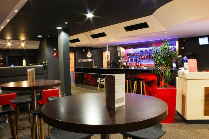 Imagen del bar/restaurante del Hotel Ibis Cardiff. Foto 2