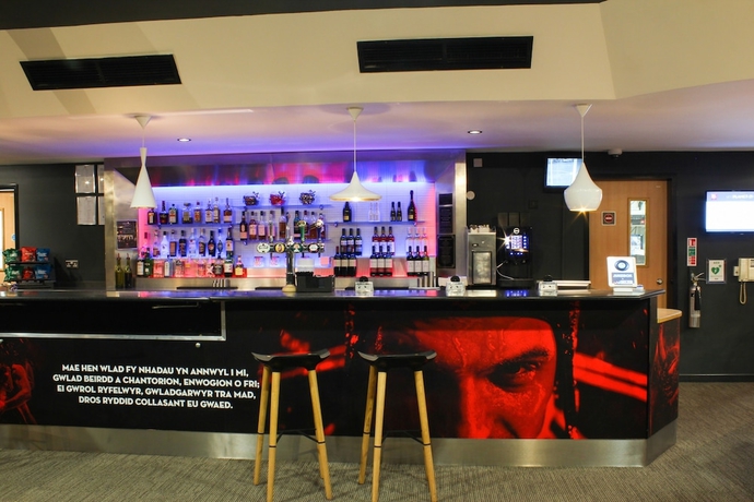 Imagen del bar/restaurante del Hotel Ibis Cardiff. Foto 7