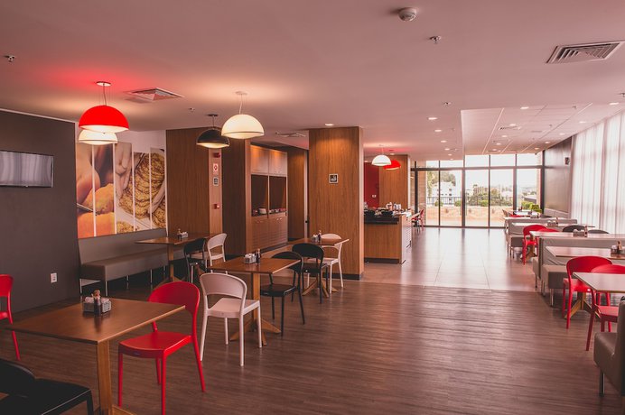 Imagen del bar/restaurante del Hotel Ibis Carlos Barbosa. Foto 5