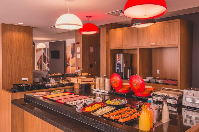 Imagen del bar/restaurante del Hotel Ibis Carlos Barbosa. Foto 9