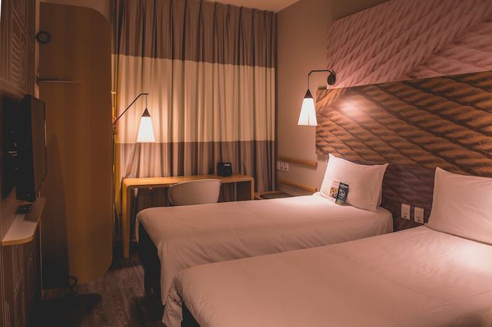 Imagen de la habitación del Hotel Ibis Carlos Barbosa. Foto 17