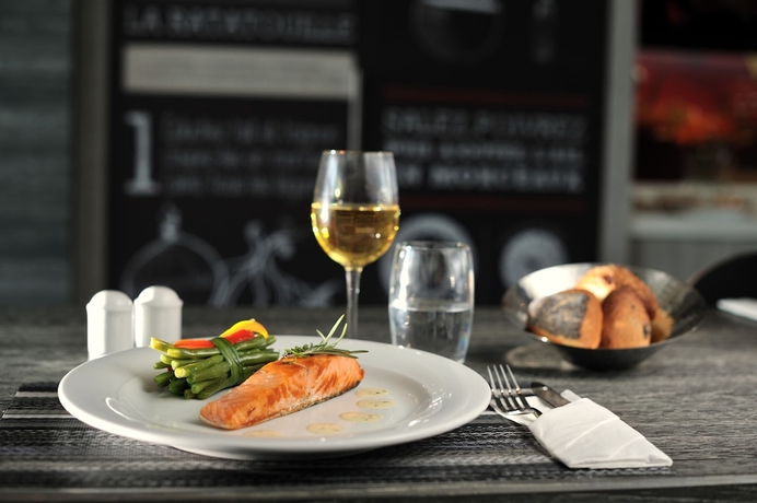 Imagen del bar/restaurante del Hotel Ibis Casa-voyageurs. Foto 5