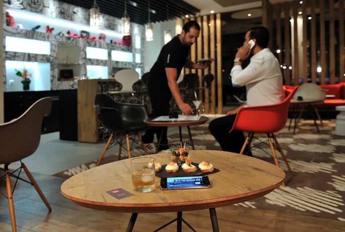 Imagen del bar/restaurante del Hotel Ibis Casa-voyageurs. Foto 6