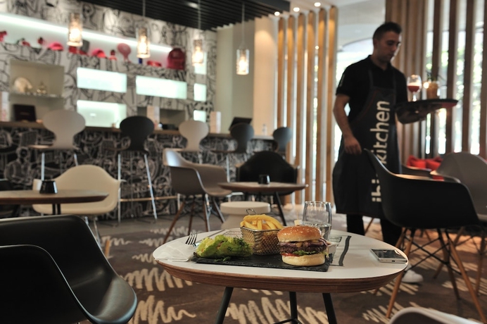 Imagen del bar/restaurante del Hotel Ibis Casa-voyageurs. Foto 7