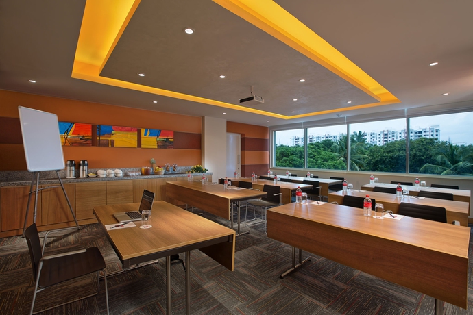 Imagen de los interiores del Hotel Ibis Chennai Sipcot. Foto 13