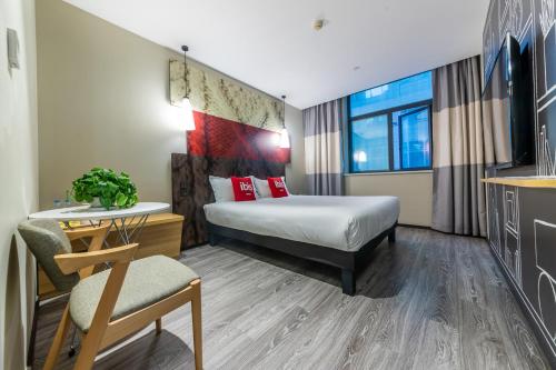 Imagen de la habitación del Hotel Ibis Chongqing Jiefangbei Pedestrian Street. Foto 2