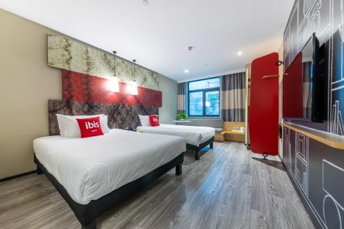 Imagen de la habitación del Hotel Ibis Chongqing Jiefangbei Pedestrian Street. Foto 3