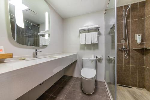 Imagen de la habitación del Hotel Ibis Chongqing Jiefangbei Pedestrian Street. Foto 4