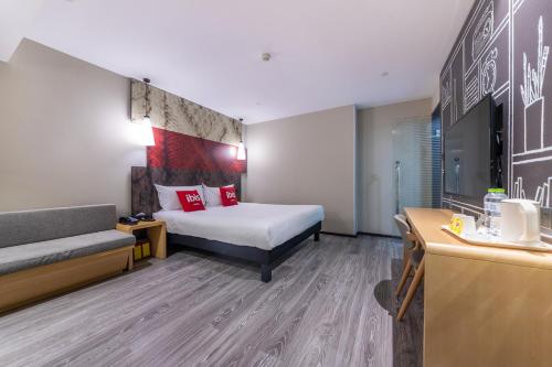 Imagen de la habitación del Hotel Ibis Chongqing Jiefangbei Pedestrian Street. Foto 7