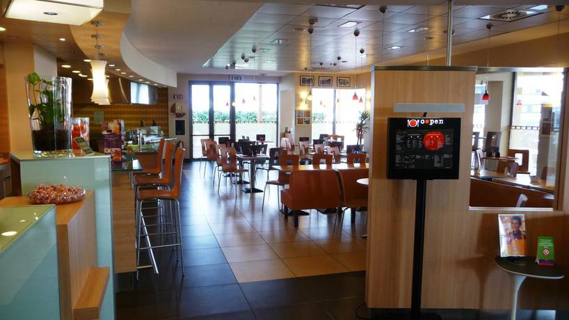 Imagen del bar/restaurante del Hotel Ibis Como. Foto 2