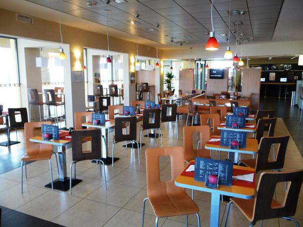 Imagen del bar/restaurante del Hotel Ibis Como. Foto 3