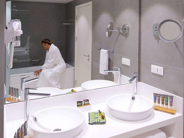 Imagen de la habitación del Hotel Ibis Cotonou. Foto 11