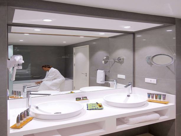 Imagen de la habitación del Hotel Ibis Cotonou. Foto 17