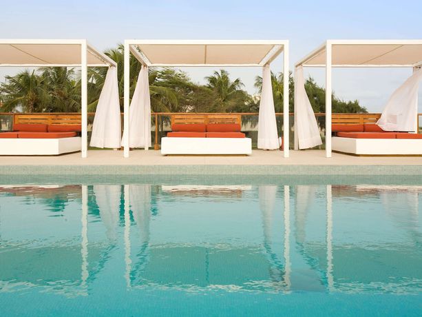 Imagen de la piscina del Hotel Ibis Cotonou. Foto 34