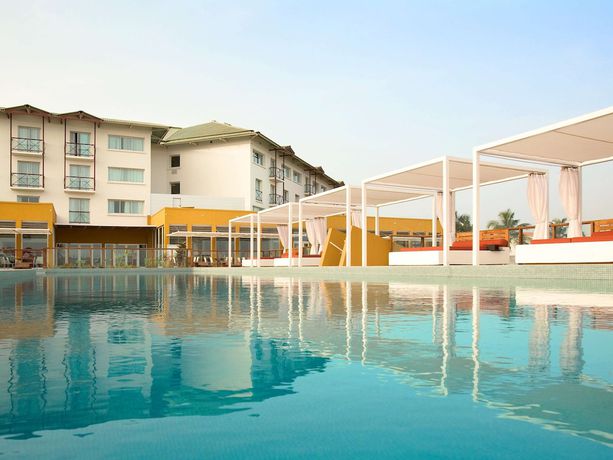 Imagen de la piscina del Hotel Ibis Cotonou. Foto 35