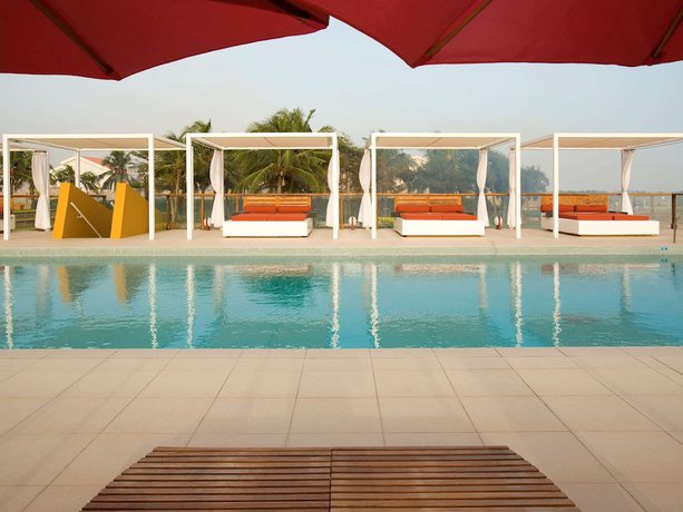 Imagen de la piscina del Hotel Ibis Cotonou. Foto 36