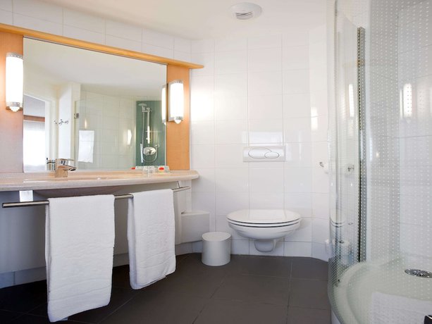 Imagen de la habitación del Hotel Ibis Cotonou. Foto 31