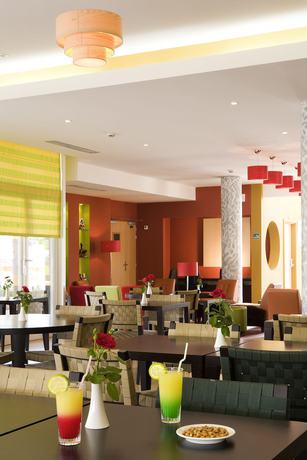 Imagen del bar/restaurante del Hotel Ibis Cotonou. Foto 2