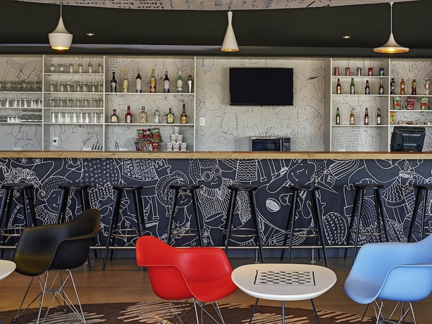 Imagen del bar/restaurante del Hotel Ibis Culiacan. Foto 11