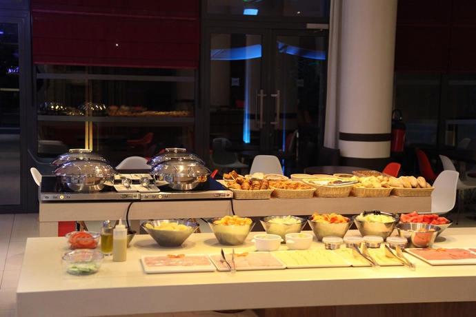 Imagen del bar/restaurante del Hotel Ibis Dakar. Foto 6