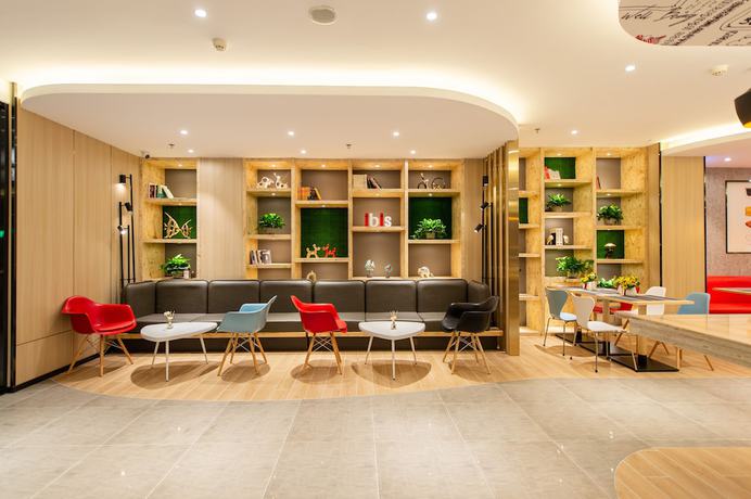Imagen de los interiores del Hotel Ibis Dalian Xinghai Park. Foto 16