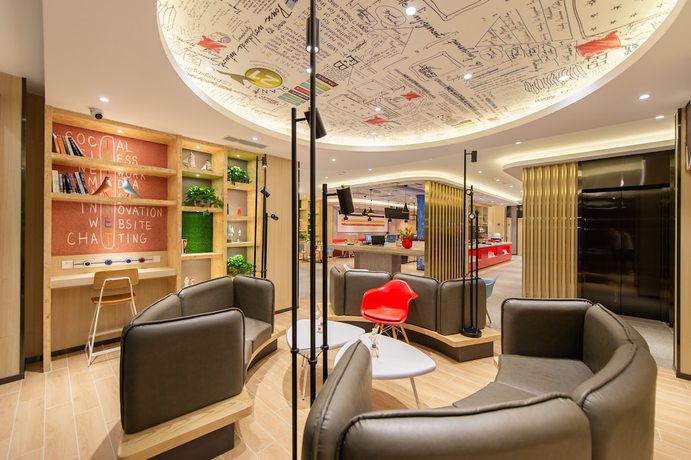 Imagen de los interiores del Hotel Ibis Dalian Xinghai Park. Foto 17