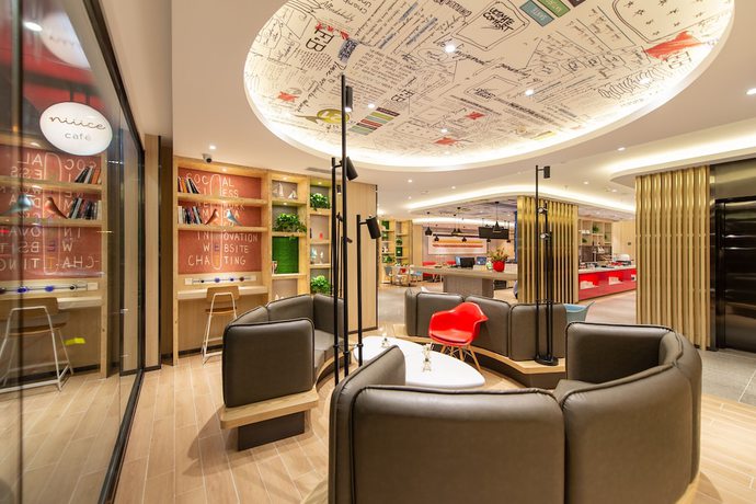 Imagen de los interiores del Hotel Ibis Dalian Xinghai Park. Foto 18