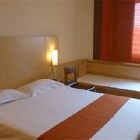 Imagen de la habitación del Hotel Ibis Dalian Zhongshan Square. Foto 12