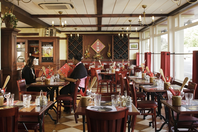 Imagen del bar/restaurante del Hotel Ibis Deauville Centre. Foto 4