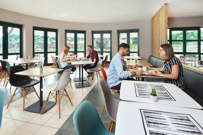 Imagen del bar/restaurante del Hotel Ibis Dinant Centre. Foto 3