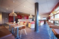 Imagen del bar/restaurante del Hotel Ibis Douai Dechy. Foto 5
