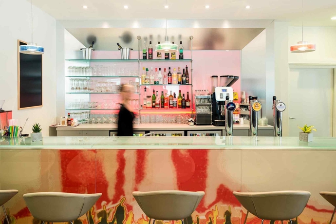 Imagen del bar/restaurante del Hotel Ibis Esch Belval. Foto 9