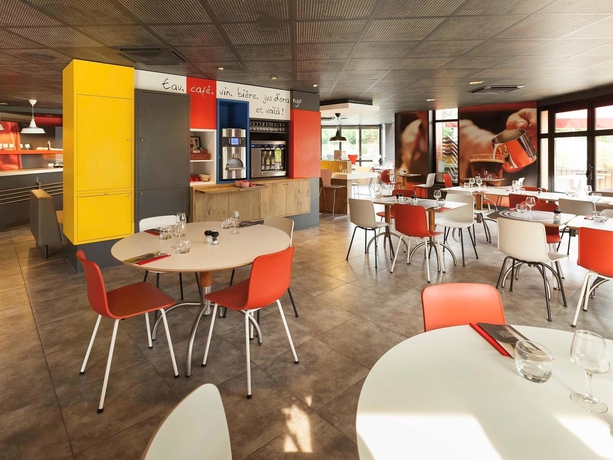 Imagen del bar/restaurante del Hotel Ibis Evry Courcouronnes. Foto 2