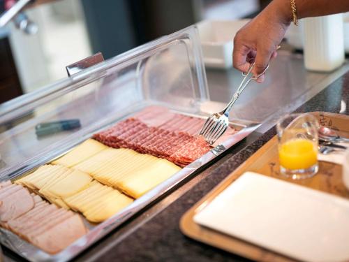 Imagen del bar/restaurante del Hotel Ibis Fribourg. Foto 2