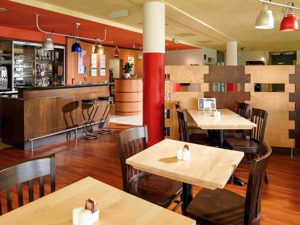 Imagen del bar/restaurante del Hotel Ibis Fribourg. Foto 3
