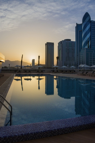 Imagen de la piscina del Hotel Ibis Fujairah. Foto 15