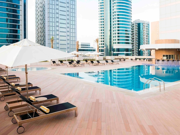 Imagen de la piscina del Hotel Ibis Fujairah. Foto 16