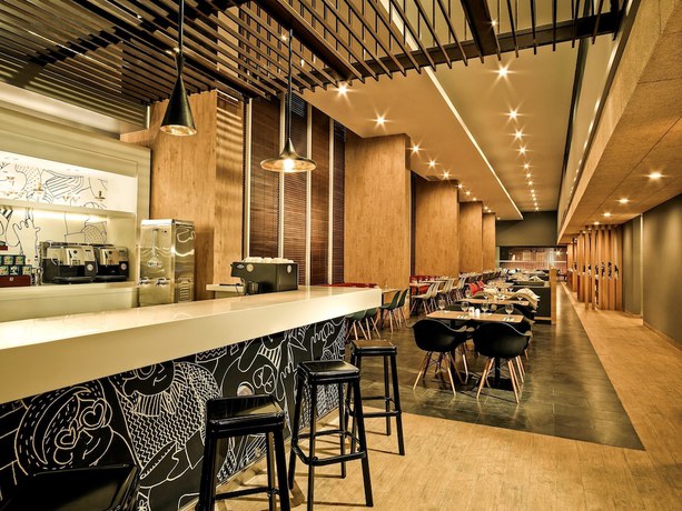 Imagen del bar/restaurante del Hotel Ibis Gading Serpong. Foto 6