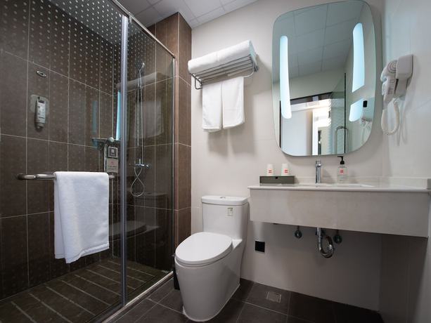 Imagen de la habitación del Hotel Ibis Guanyun Kowloon Port Water Street. Foto 11