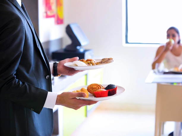 Imagen del bar/restaurante del Hotel Ibis Gurgaon Golf Course Road. Foto 3