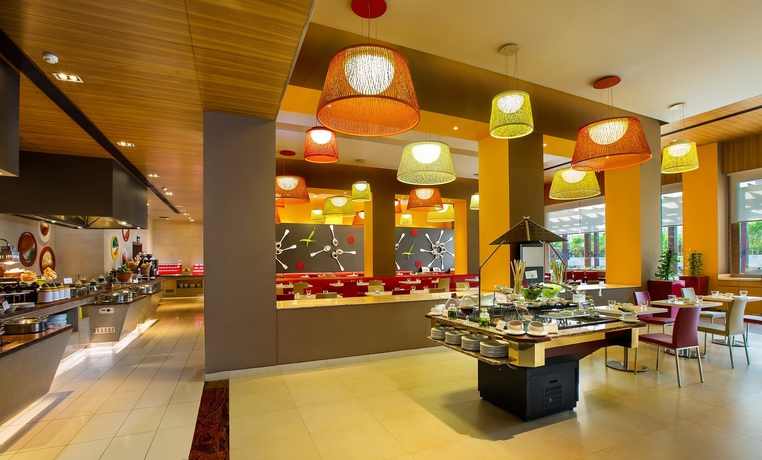 Imagen del bar/restaurante del Hotel Ibis Gurgaon Golf Course Road. Foto 8