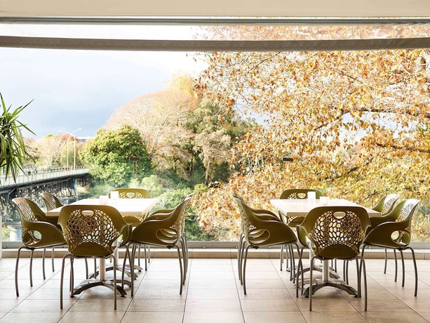 Imagen del bar/restaurante del Hotel Ibis Hamilton Tainui. Foto 4