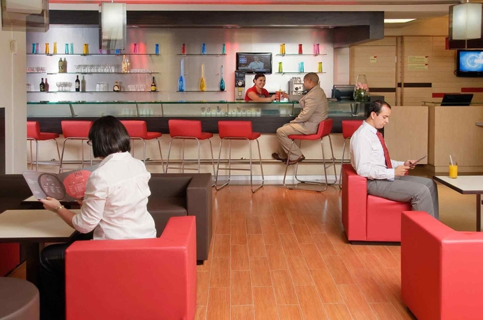 Imagen del bar/restaurante del Hotel Ibis Hermosillo. Foto 5