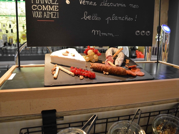 Imagen del bar/restaurante del Hotel Ibis Honfleur. Foto 3