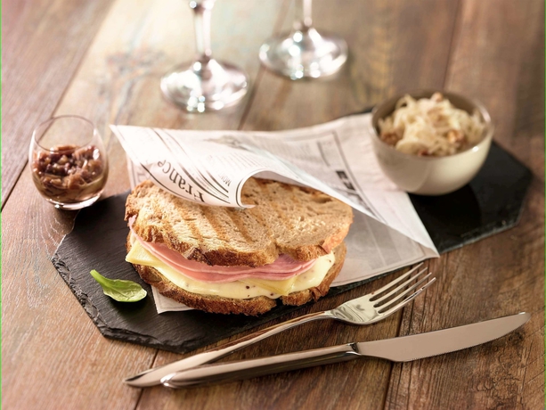 Imagen del bar/restaurante del Hotel Ibis Honfleur. Foto 5