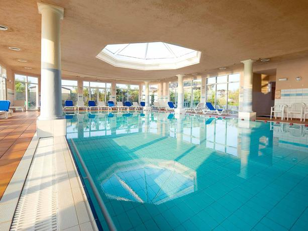 Imagen de la piscina del Hotel Ibis Hyeres Plage Thalassa. Foto 11