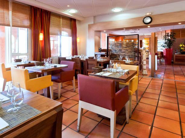 Imagen del bar/restaurante del Hotel Ibis Hyeres Plage Thalassa. Foto 7