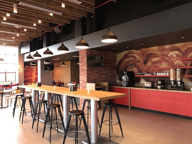 Imagen del bar/restaurante del Hotel Ibis Irapuato. Foto 2