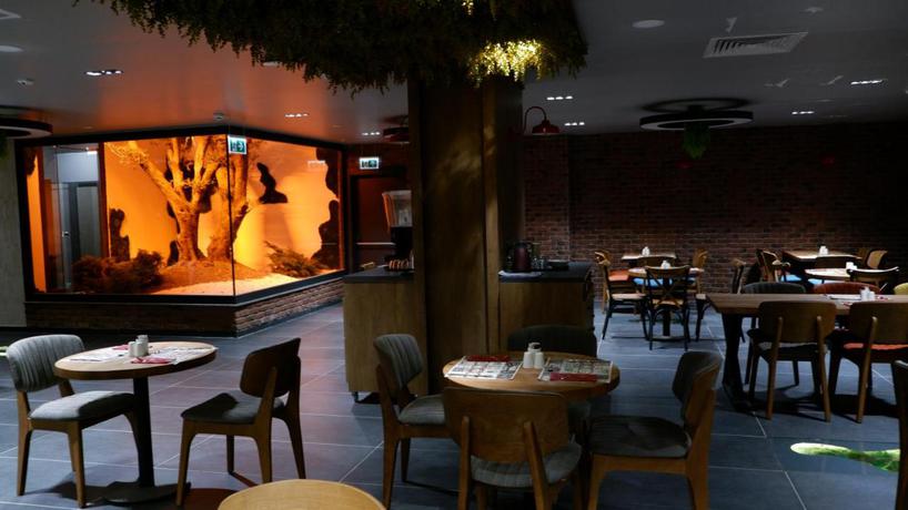 Imagen del bar/restaurante del Hotel Ibis Istanbul Airport. Foto 2