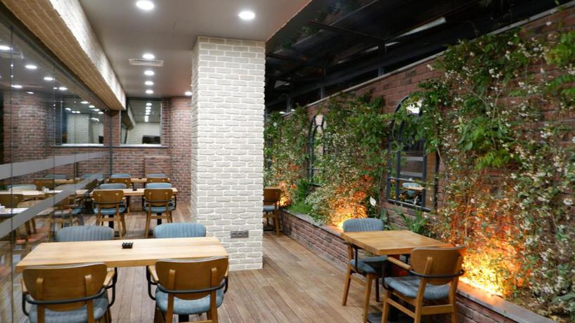 Imagen del bar/restaurante del Hotel Ibis Istanbul Airport. Foto 3